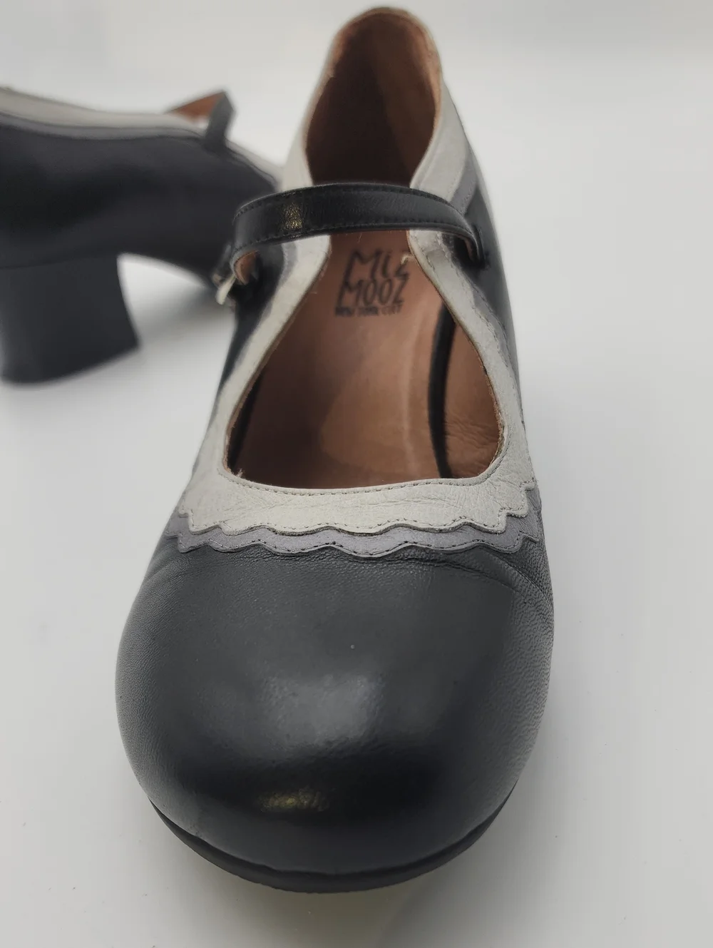 Miz Mooz Frankie Leather Mary Jane Two-Tone Black & Cream Scalloped Heel Sz 8.5